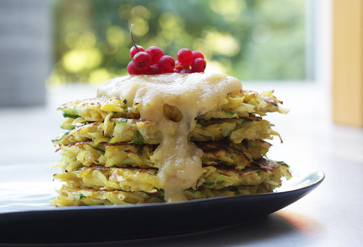 Kartoffel-Zucchini-Puffer mit Apfelmus und Zimt und Zucker - Schritt 3