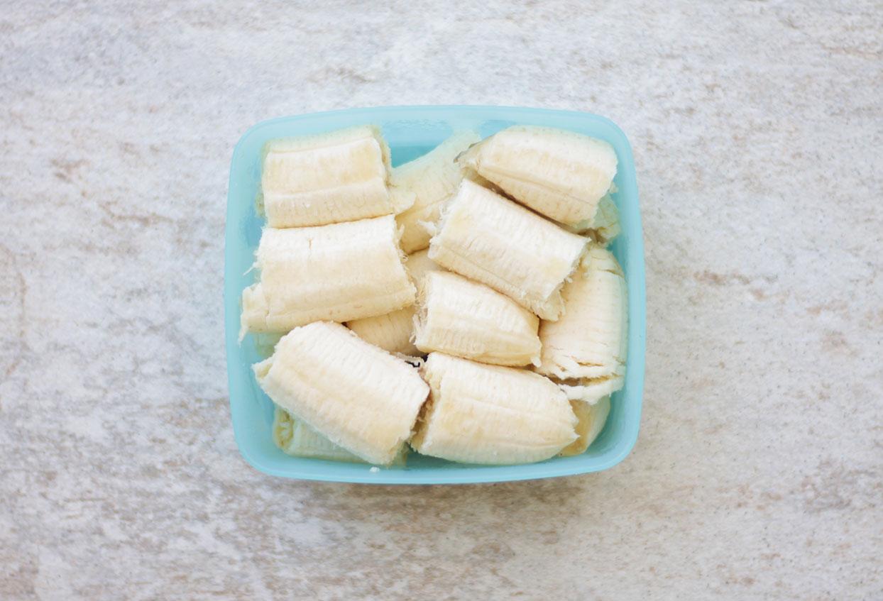 Schnelles Bananeneis mit dunkler Schokolade und regionalen Blaubeeren - Schritt 1