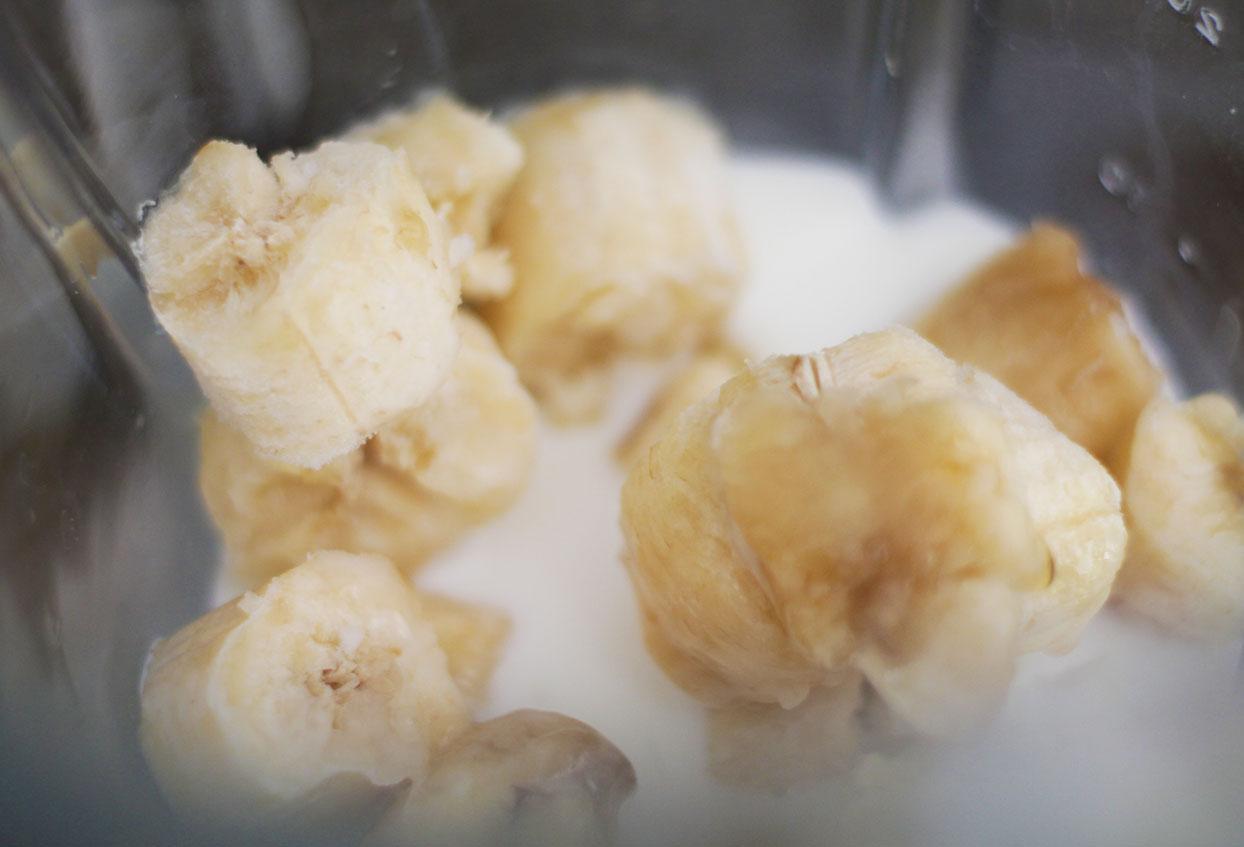 Schnelles Bananeneis mit dunkler Schokolade und regionalen Blaubeeren - Schritt 2