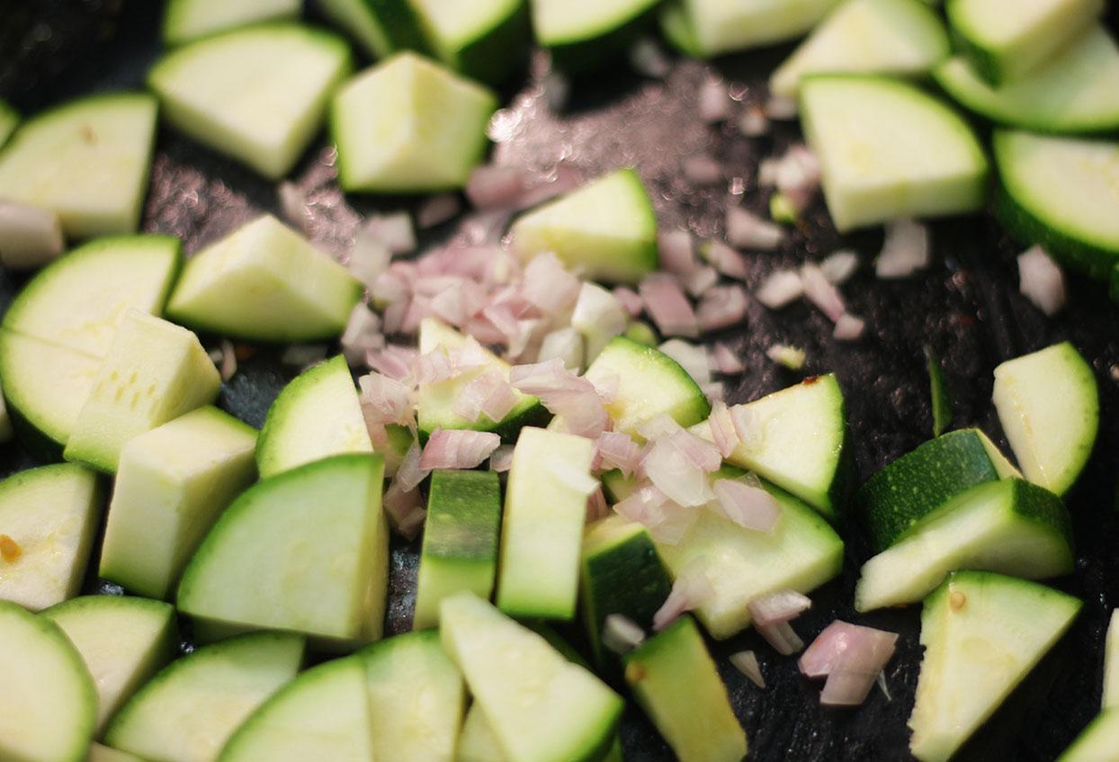 Mediterrane Vollkornnudeln mit Zucchini und Lachswürfeln - Schritt 2