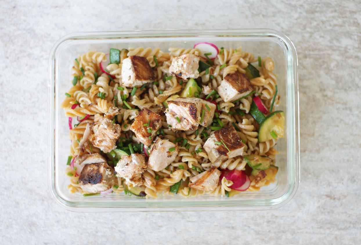 Mediterrane Vollkornnudeln mit Zucchini und Lachswürfeln - Schritt 6