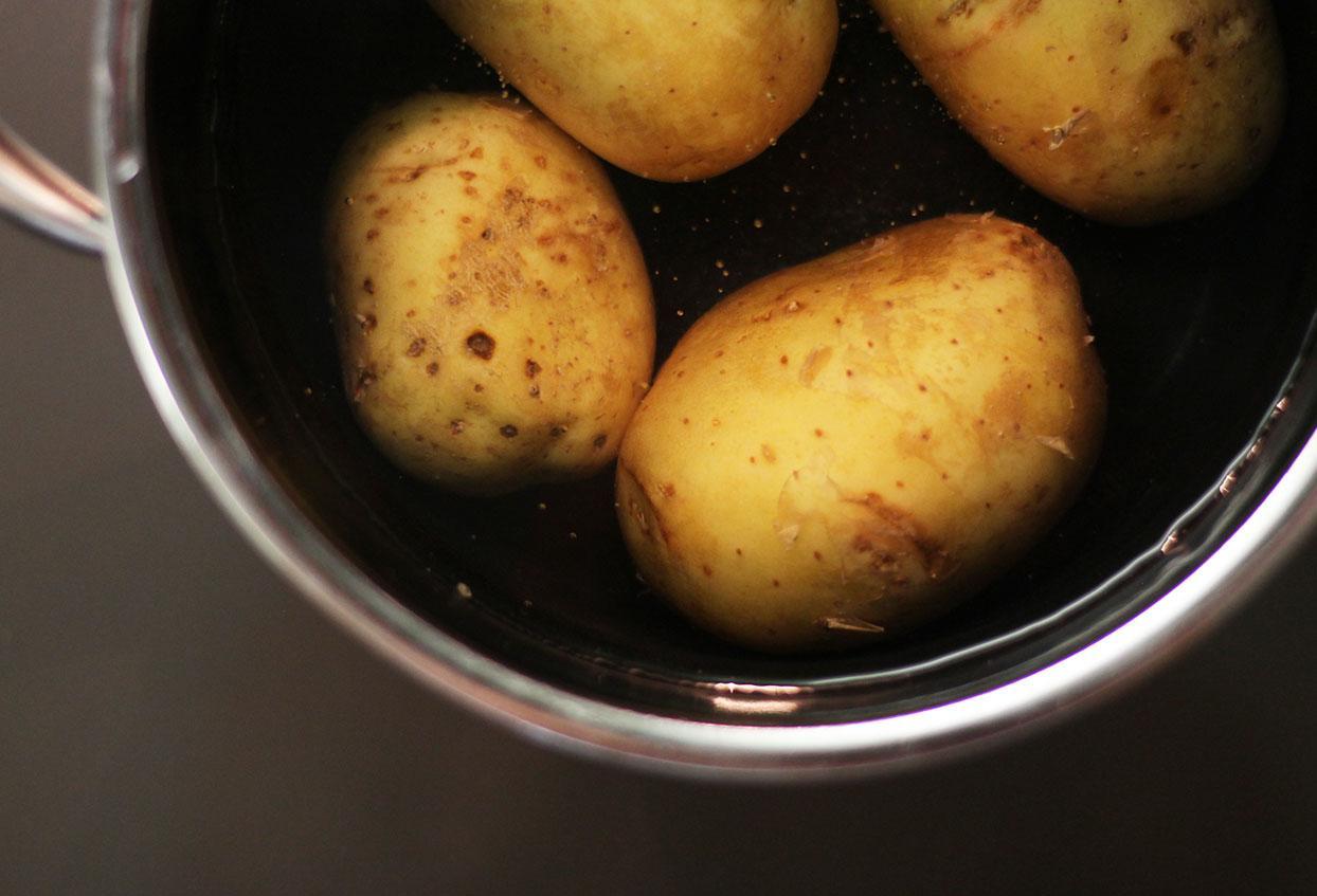 Pellkartoffeln mit Gurkenquark und Forellenfilet - Schritt 1