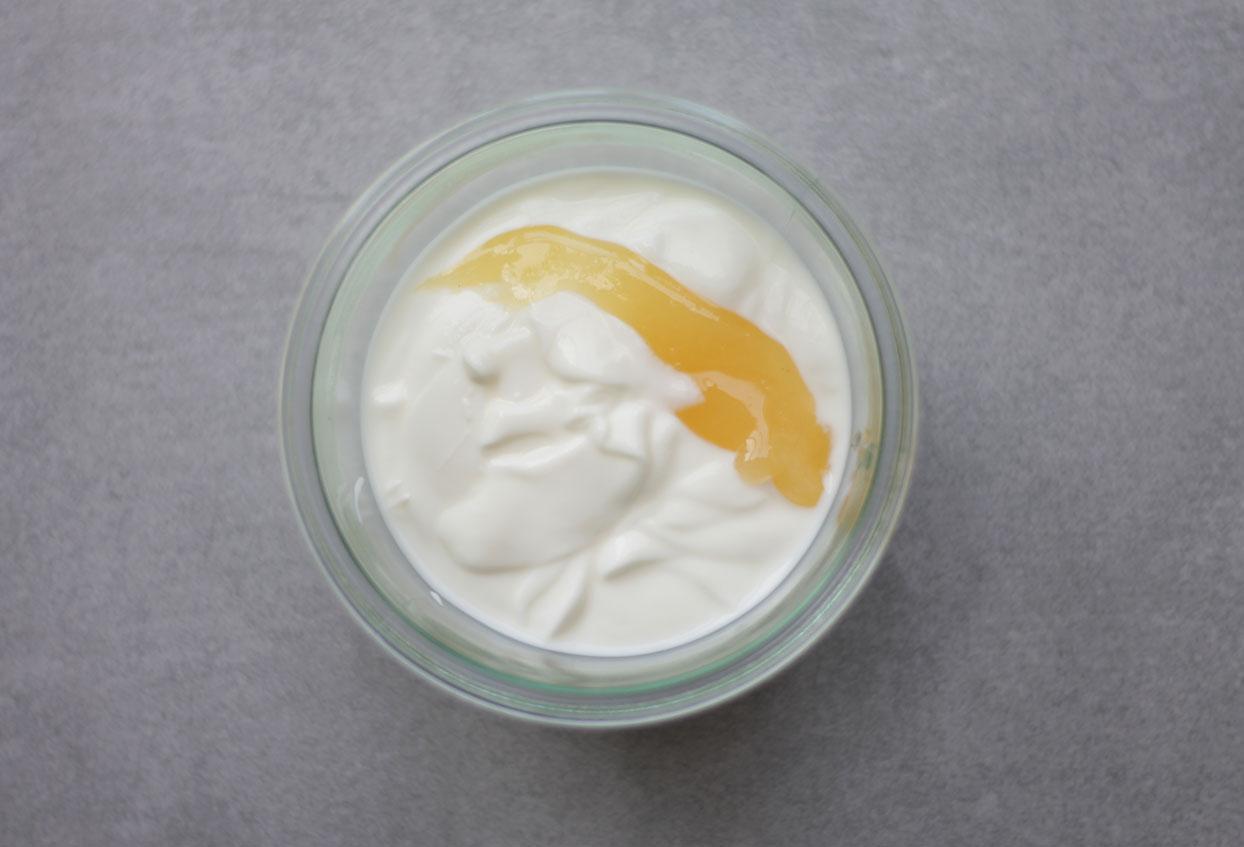 In Zimt gebratener Apfel mit Naturjoghurt und Cornflakes to-go - Schritt 2