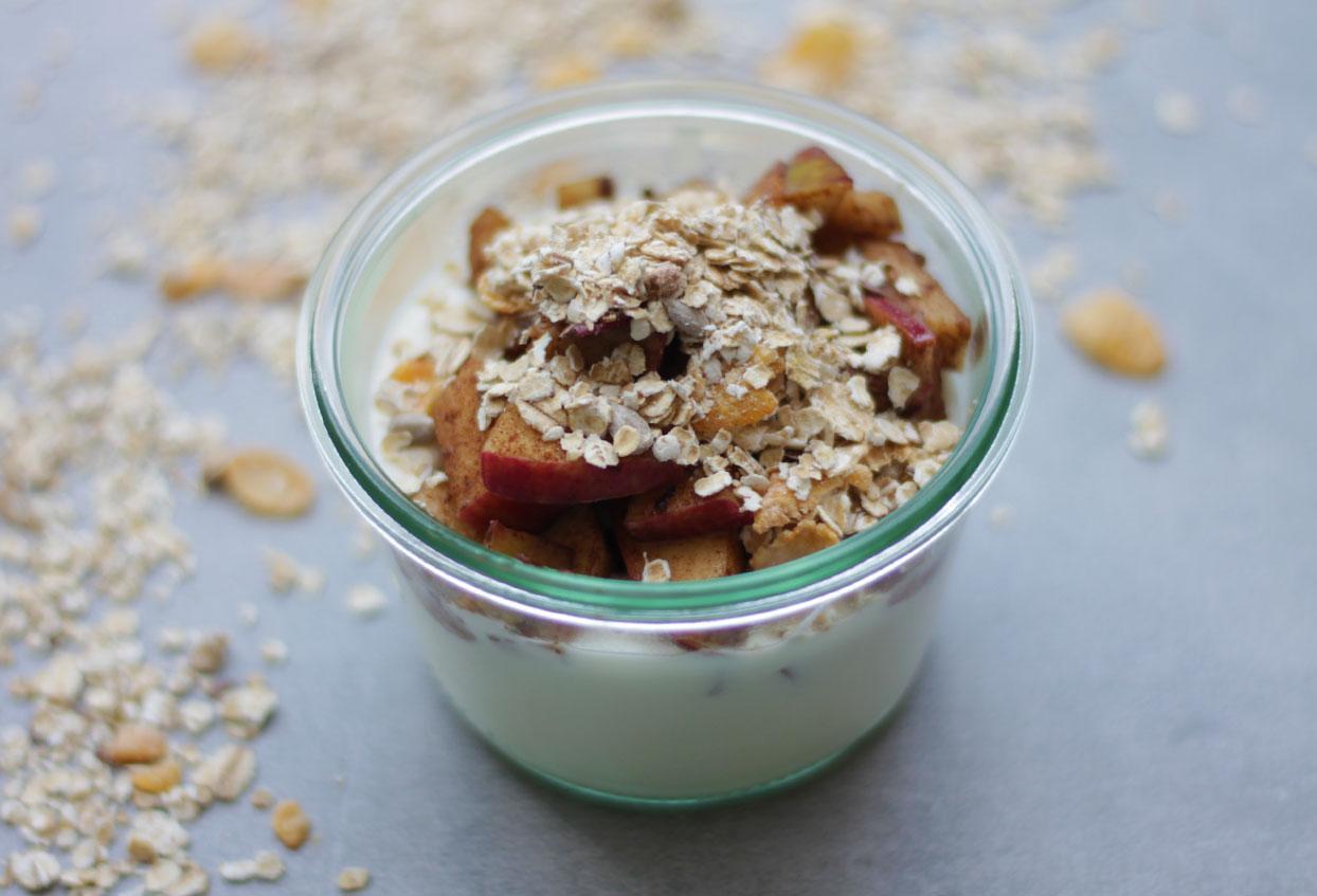 In Zimt gebratener Apfel mit Naturjoghurt und Cornflakes to-go - Schritt 3