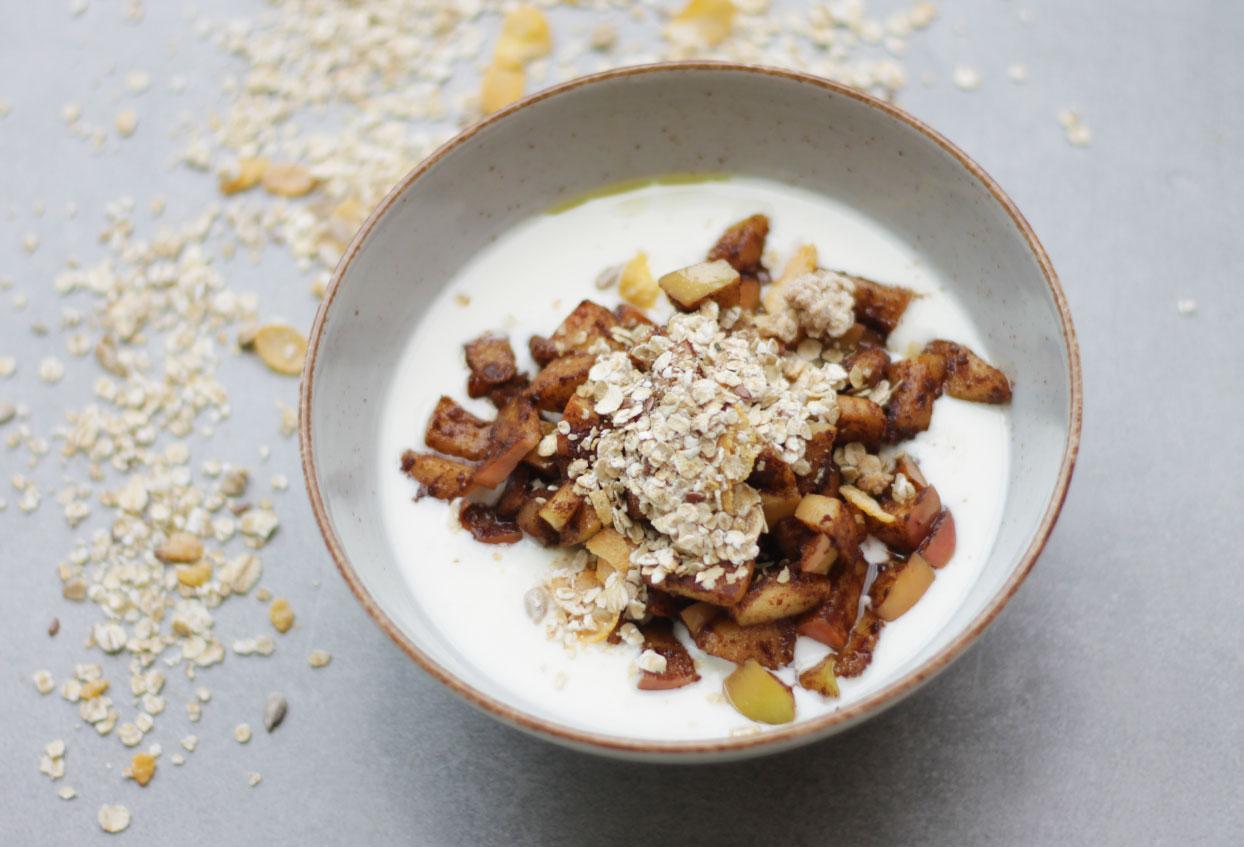 In Zimt gebratener Apfel mit Naturjoghurt und Lieblingscornflakes - Schritt 3