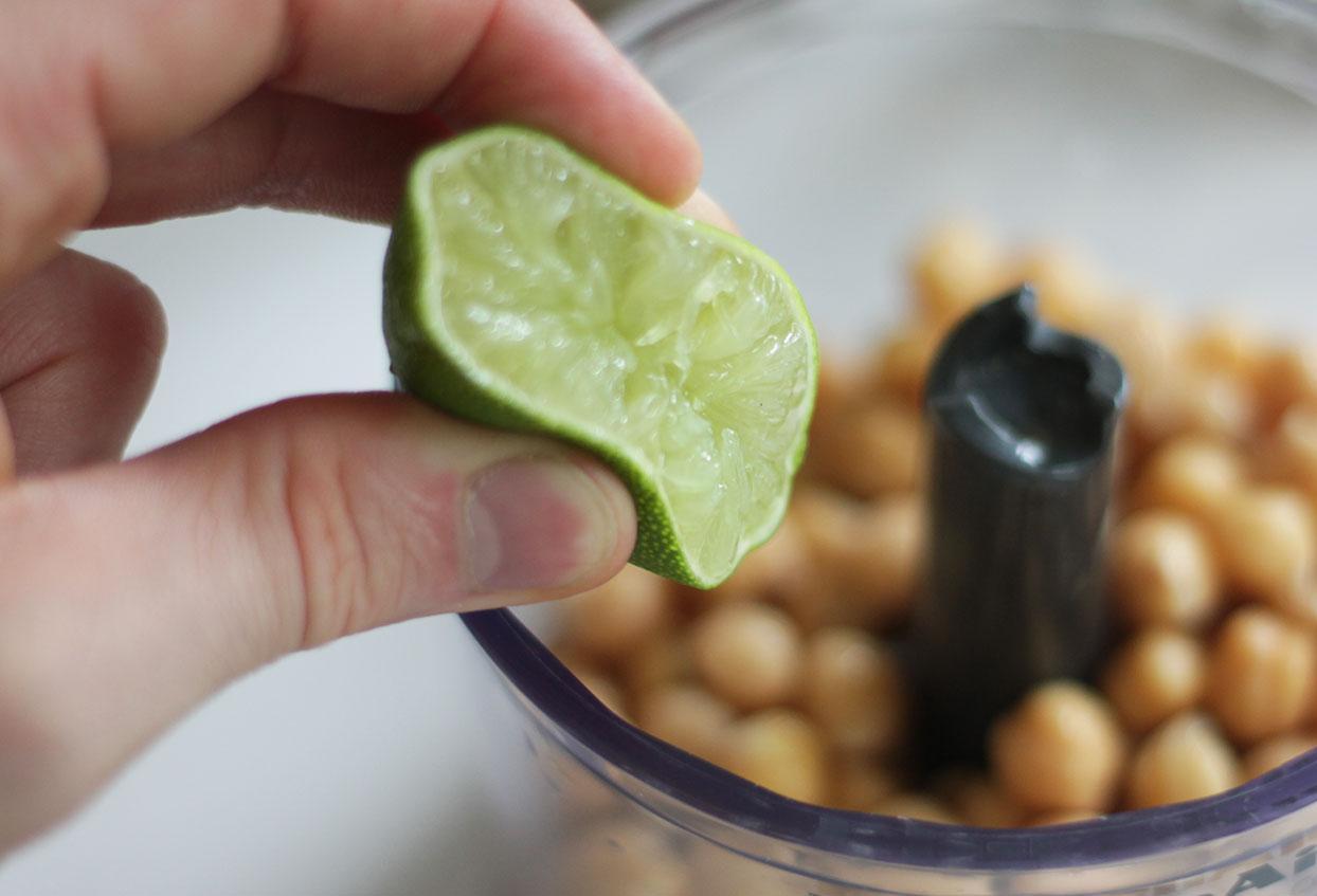 Köstlicher Hummus mit Gemüsesticks und geröstetem Sesam to-go - Schritt 2