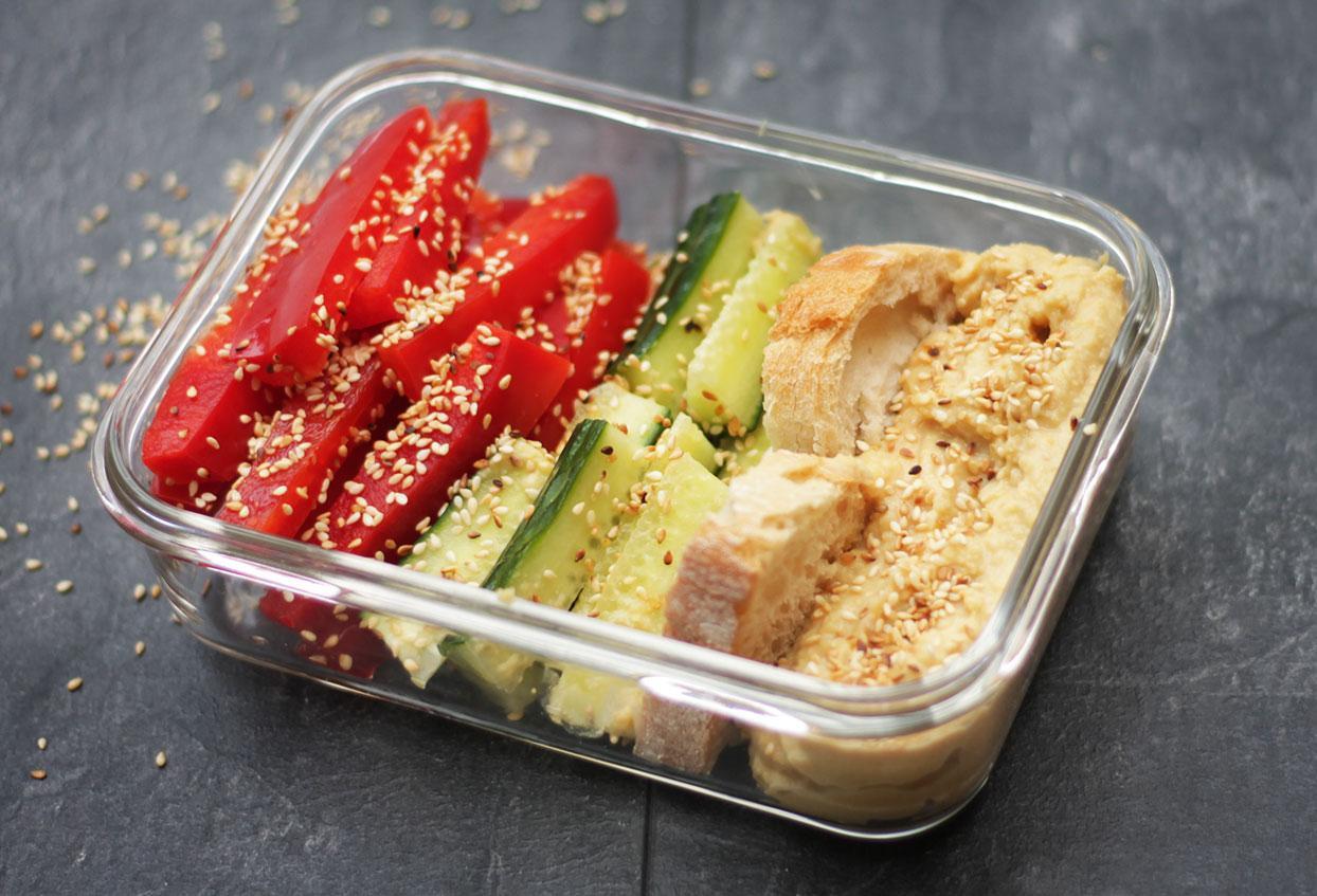 Köstlicher Hummus mit Gemüsesticks und geröstetem Sesam to-go - Schritt 5