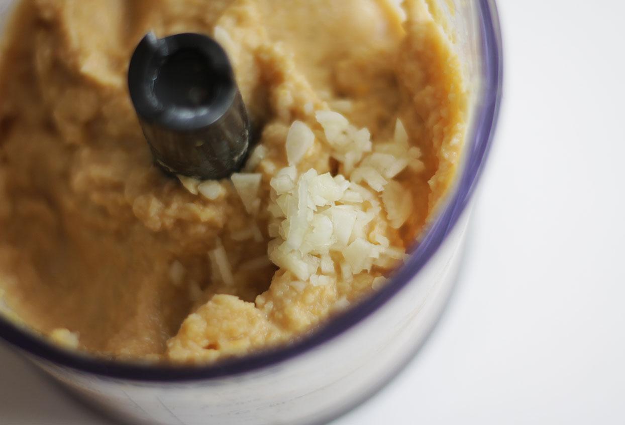 Köstlicher Hummus mit Gemüsesticks und geröstetem Sesam - Schritt 4
