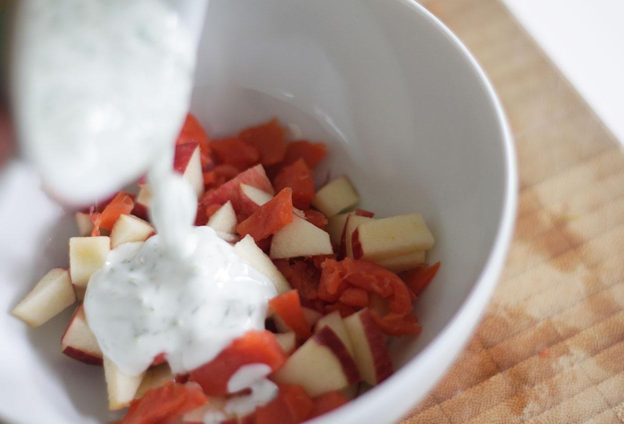Lachs-Apfel-Abendbrot mit einfachen Joghurt-Dill-Dressing - Schritt 3