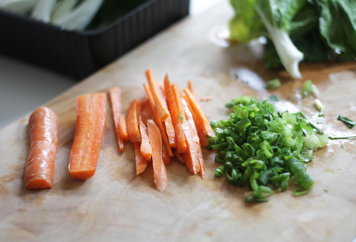 Pak Choi mit Karotten und feinen Rindfleischstreifen - Schritt 2