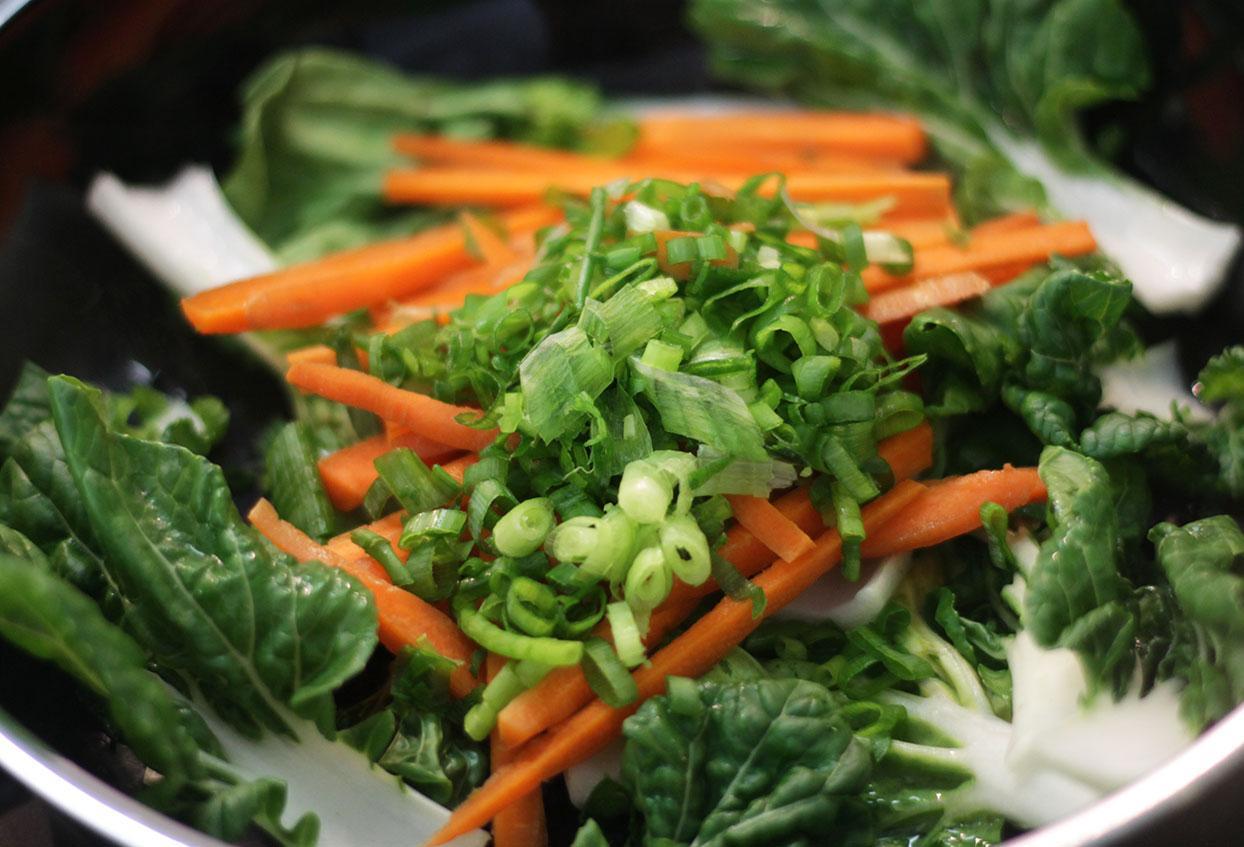 Pak Choi mit Karotten und feinen Rindfleischstreifen - Schritt 3