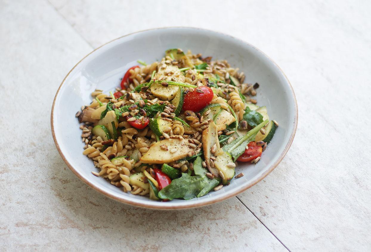 Mediterrane Vollkornspirellis mit Rucola und gerösteten Sonnenblumenkernen - Schritt 6