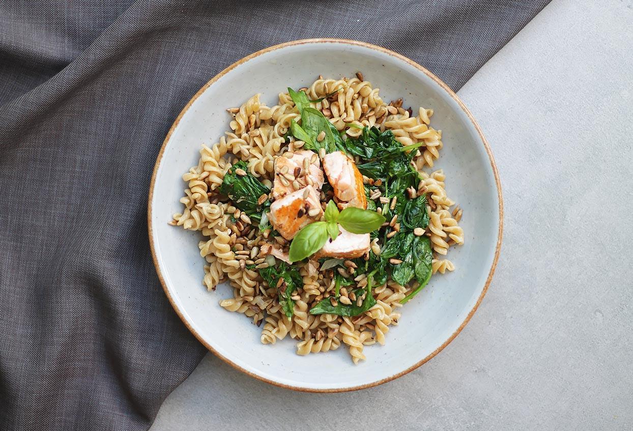 Vollkornpasta mit gerösteten Sonnenblumenkernen, Lachs und Spinat - Schritt 7