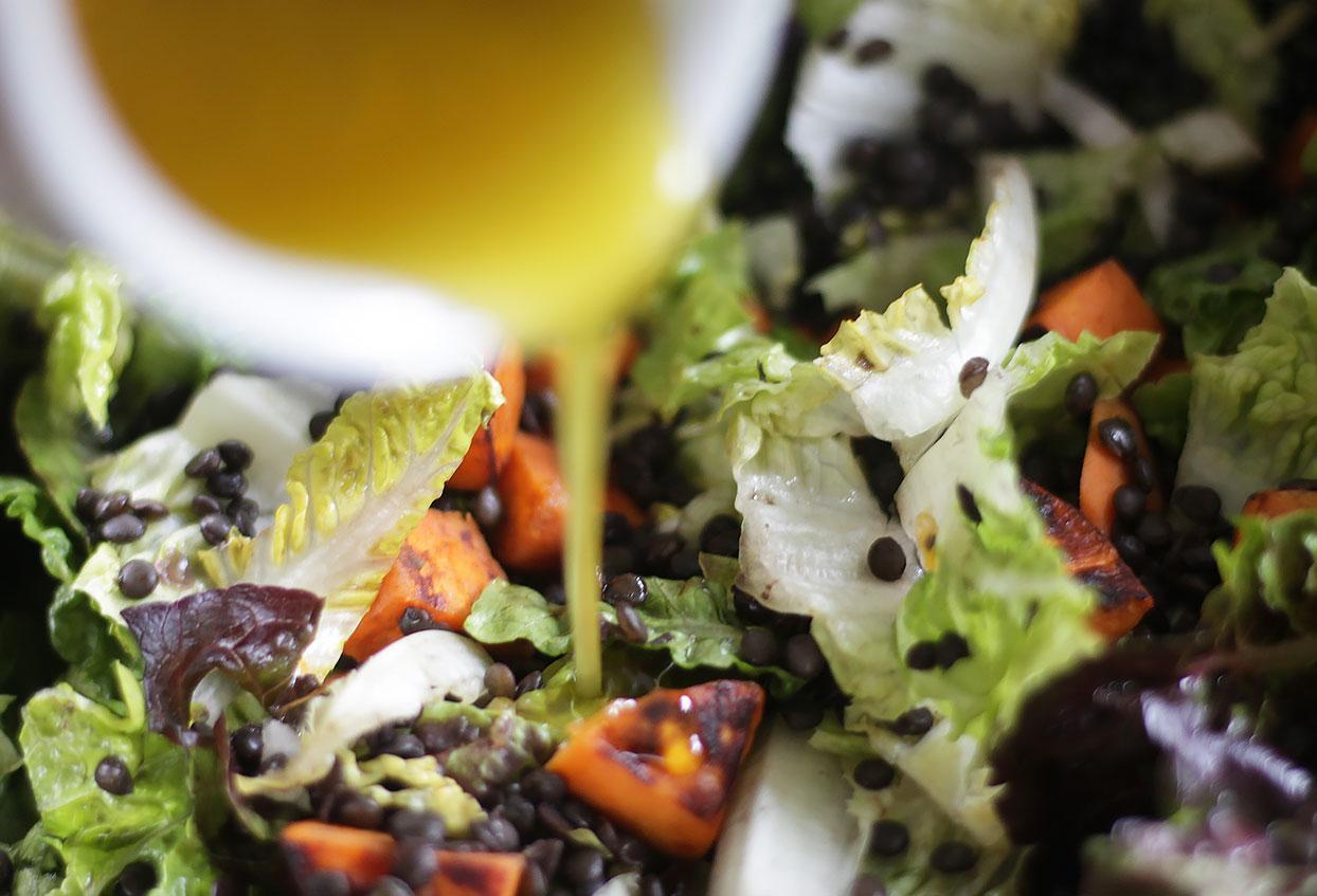 Belugalinsensalat mit gebratener Süßkartoffel und Honig-Senf-Dressing - Schritt 7