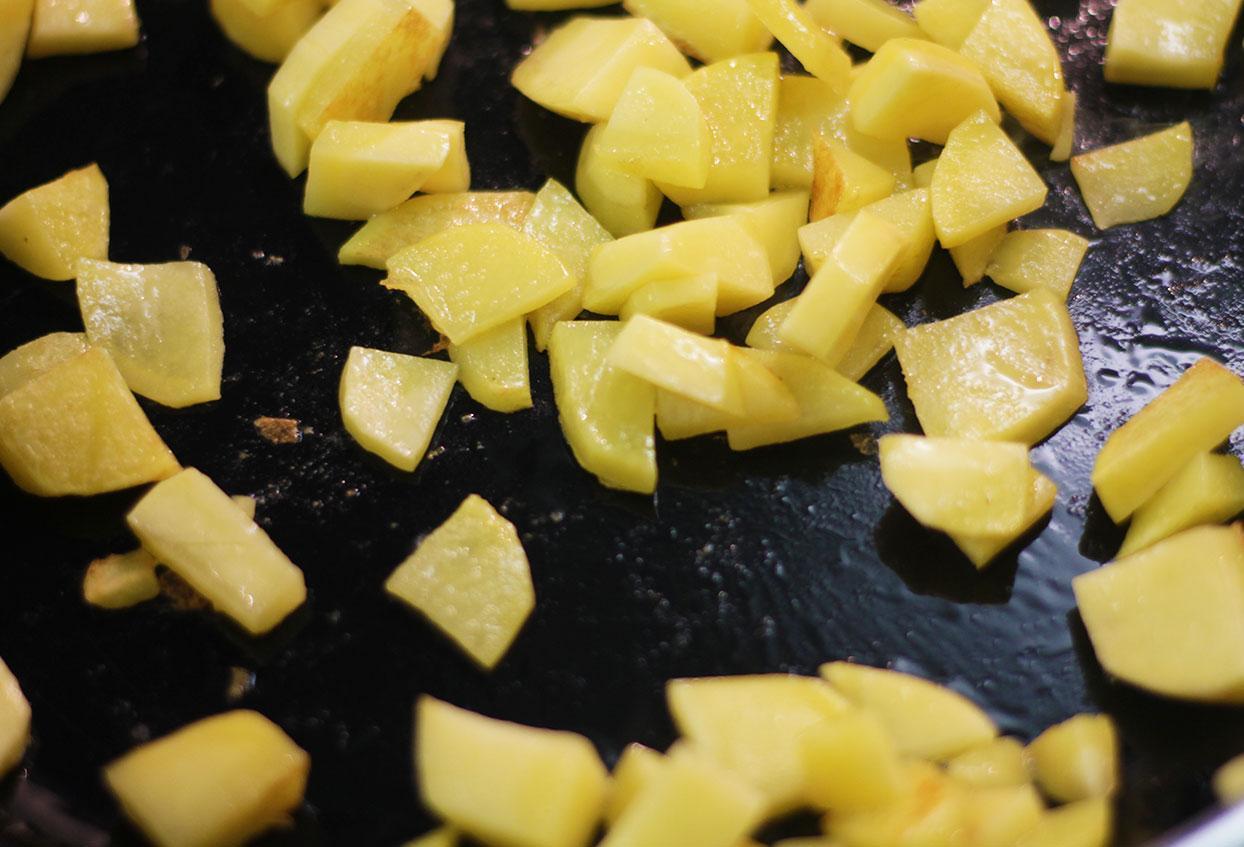 Schnelle Bratkartoffel-Spinat-Erbsen-Pfanne mit Ei - Schritt 3