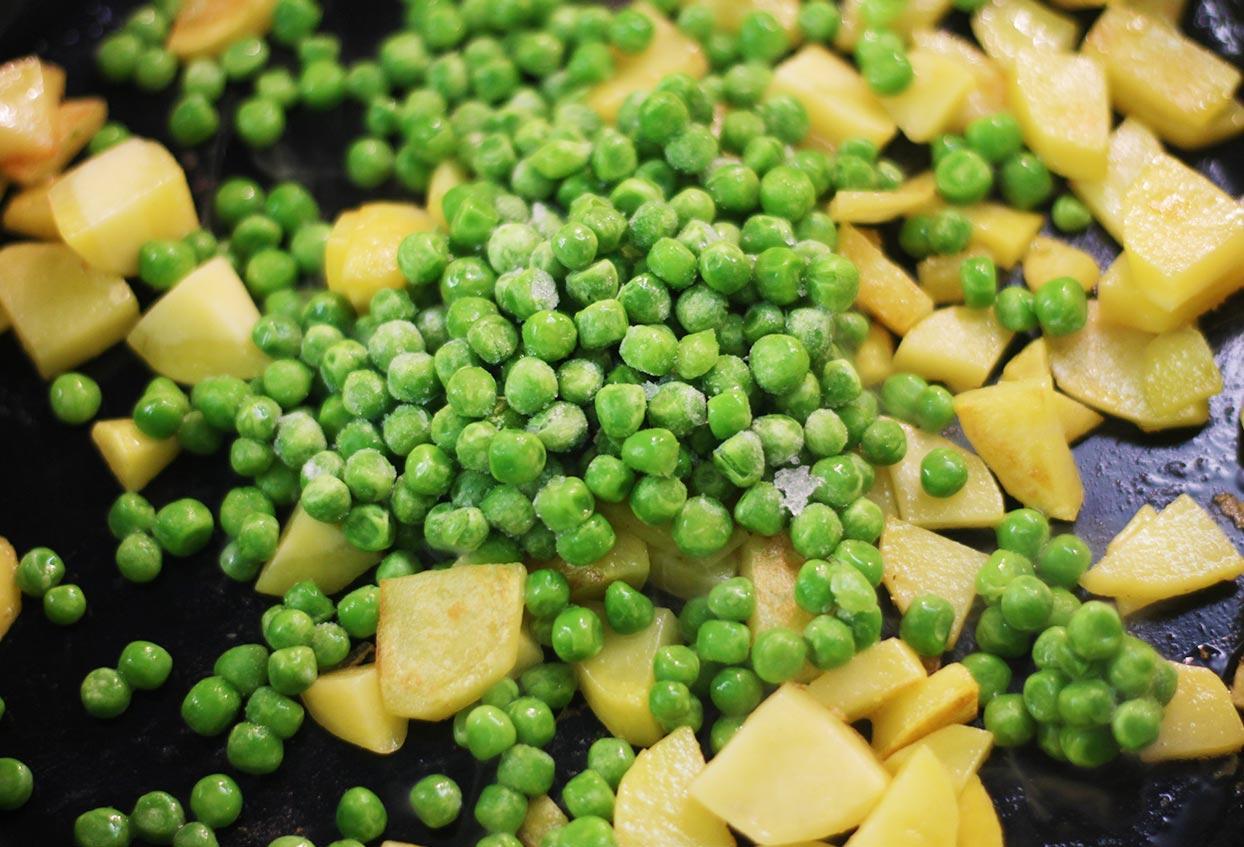 Schnelle Bratkartoffel-Spinat-Erbsen-Pfanne mit Ei - Schritt 4