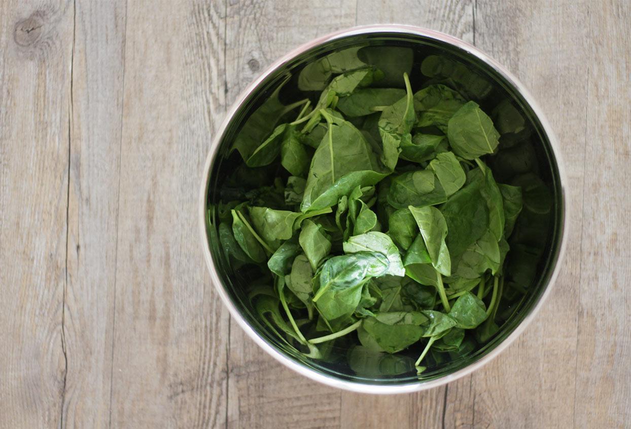 Mediterraner Spinatsalat mit Oliven und geräucherten Forellenfilets - Schritt 1