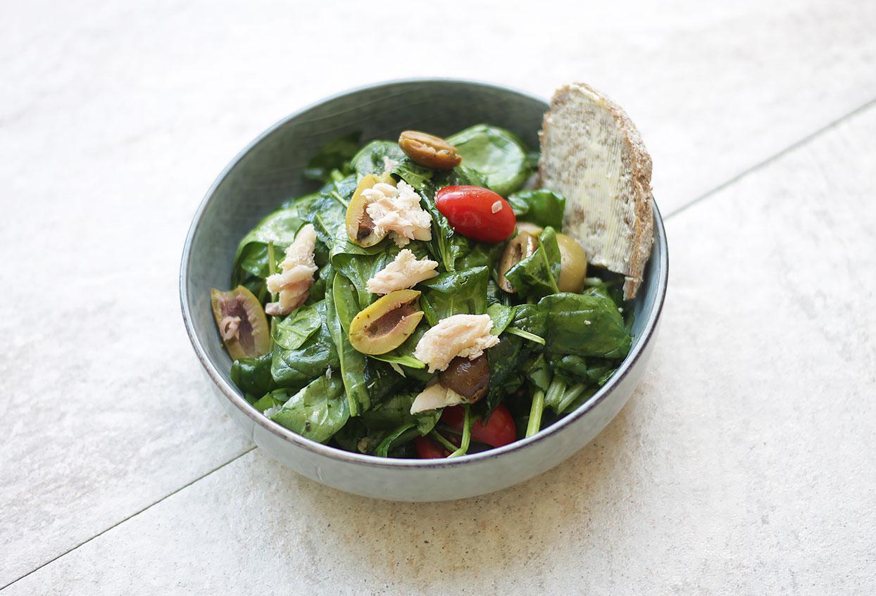 Mediterraner Spinatsalat mit Oliven und geräucherten Forellenfilets - Schritt 5