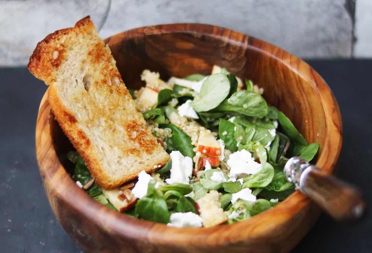 Quinoa-Feldsalat mit Ziegenfrischkäse und geröstetem Brot - Schritt 6