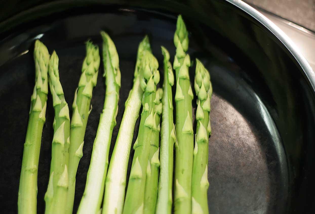 Mediterrane Bratkartoffel-Spargel-Bowl mit Spiegelei - Schritt 2