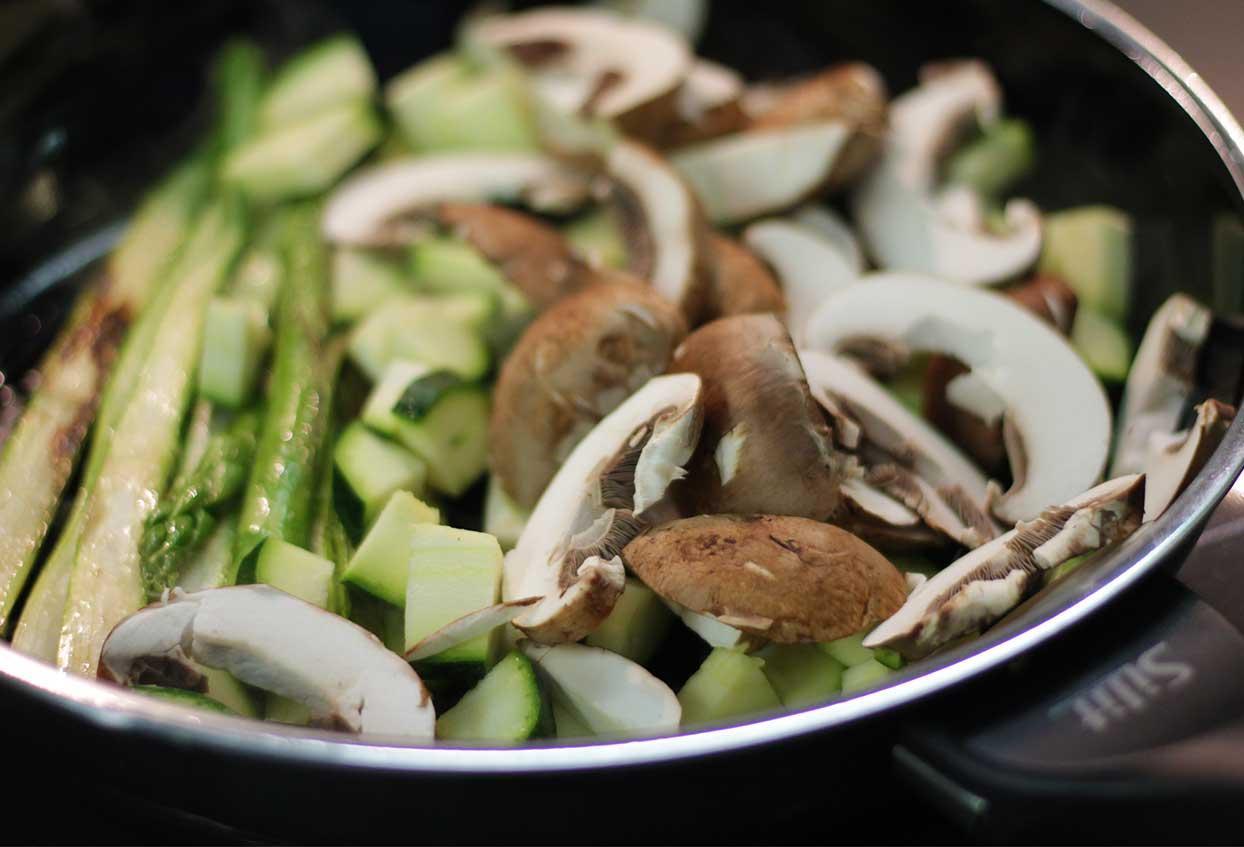 Mediterrane Bratkartoffel-Spargel-Bowl mit Spiegelei - Schritt 3