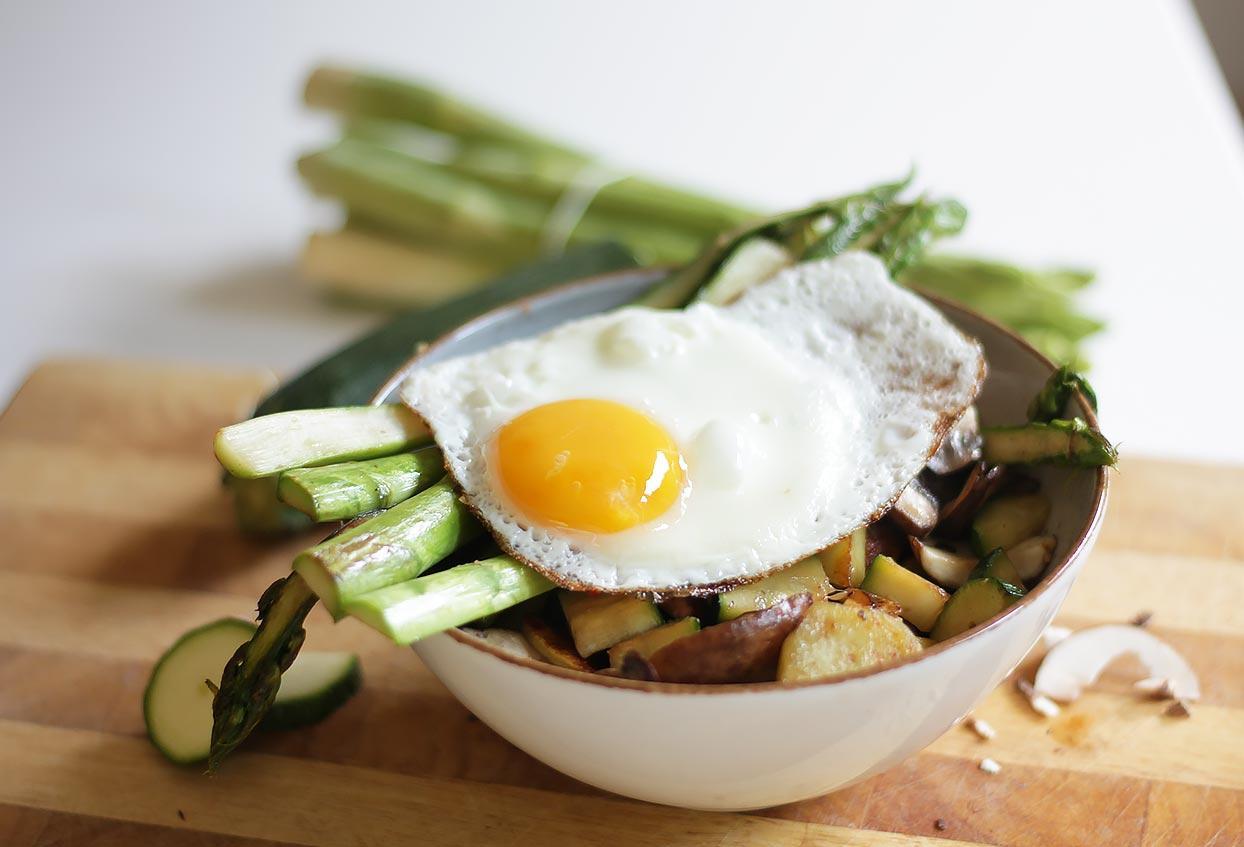 Mediterrane Bratkartoffel-Spargel-Bowl mit Spiegelei - Schritt 4