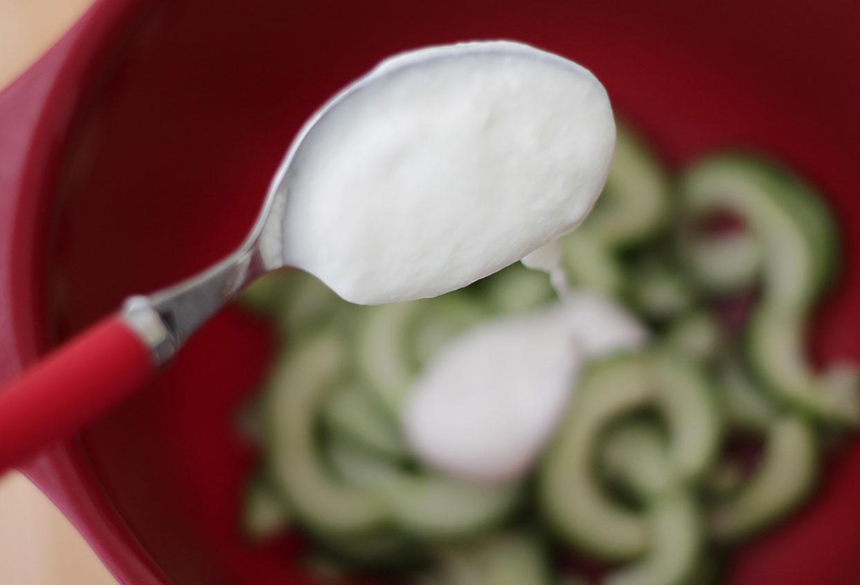 Kühler Gurkensalat mit Wildlachssandwich - Schritt 2