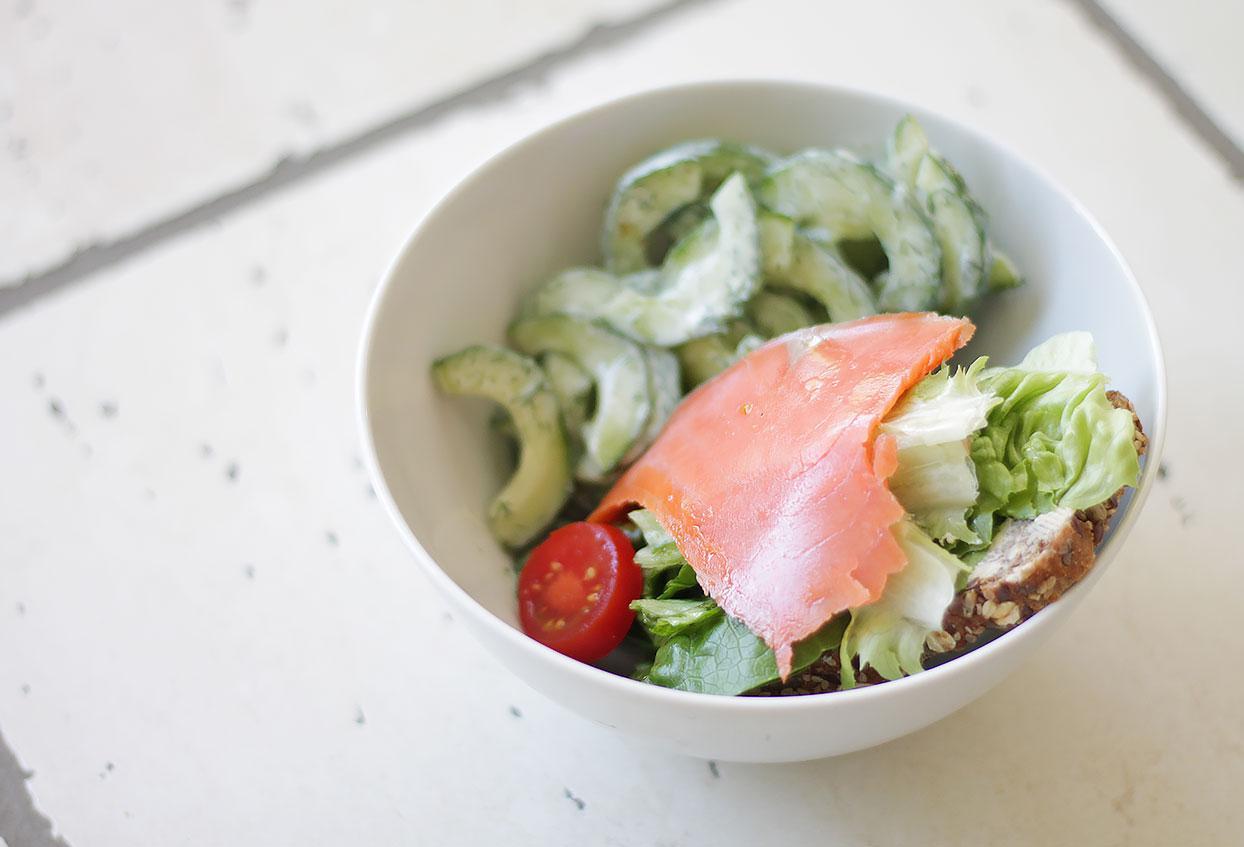 Kühler Gurkensalat mit Wildlachssandwich - Schritt 4