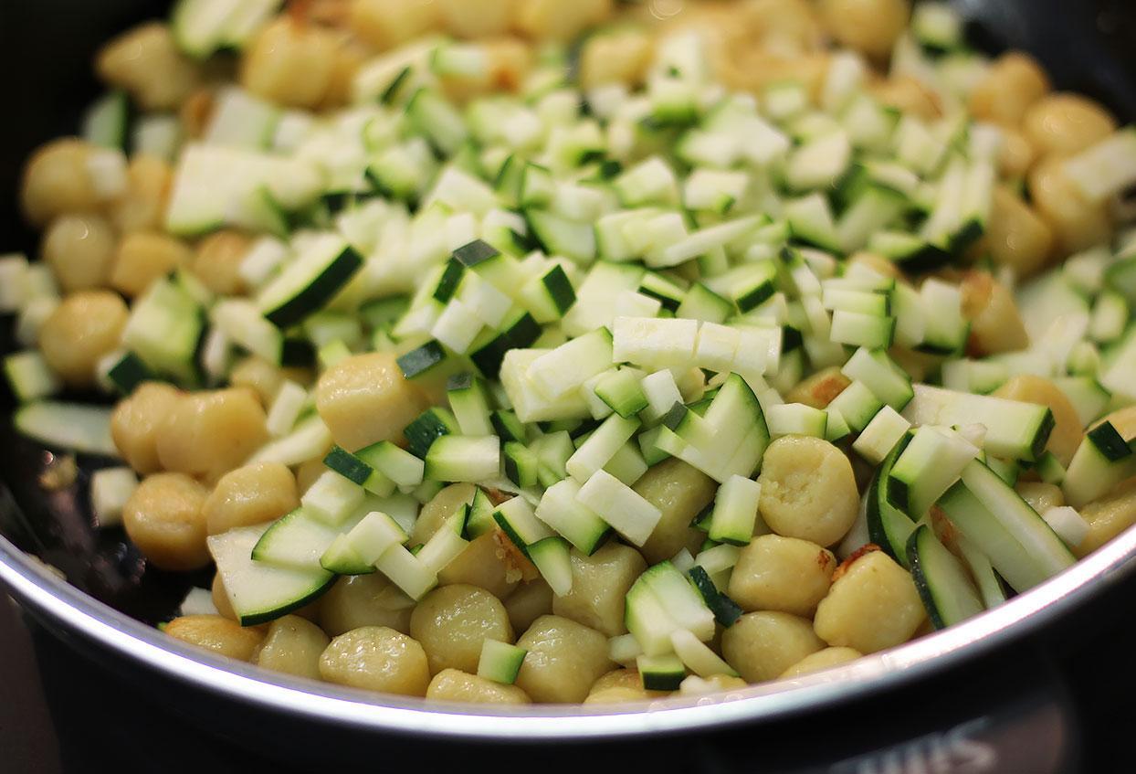 Mediterrane Gnocchi-Pfanne á la Foodoholic - Schritt 2
