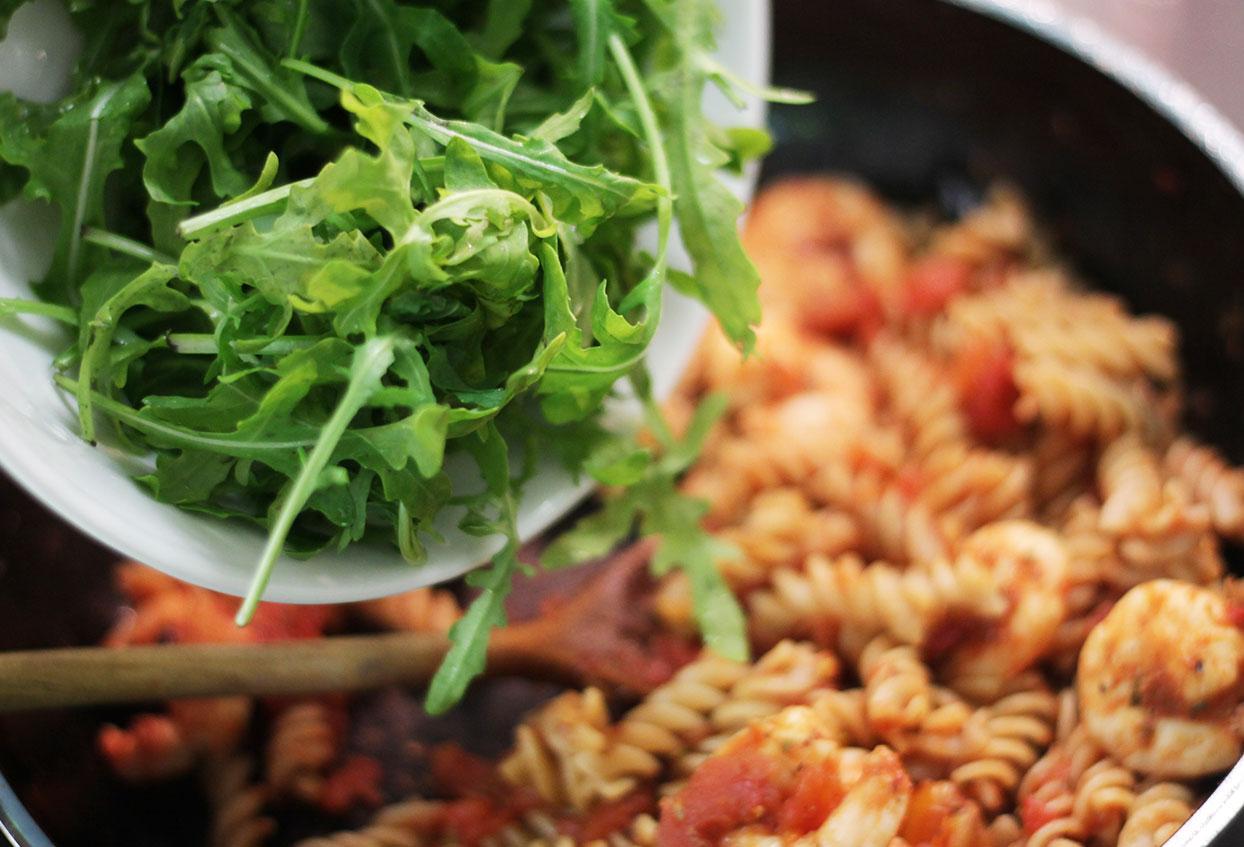 Mediterrane Vollkornpasta mit Gemüse, Rucola und Shrimps - Schritt 6