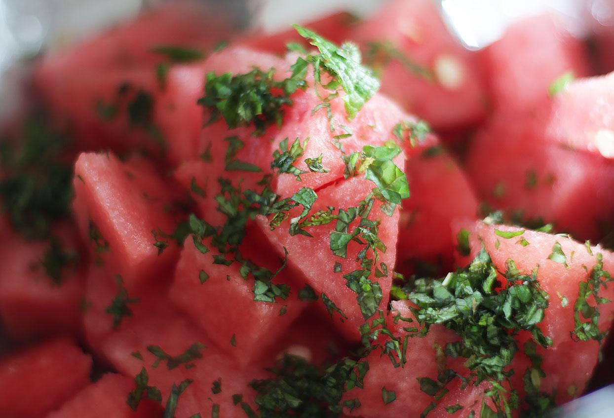 Wassermelonen-Salat mit gerösteten Sonnenblumenkernen und Feta-Käse - Schritt 2