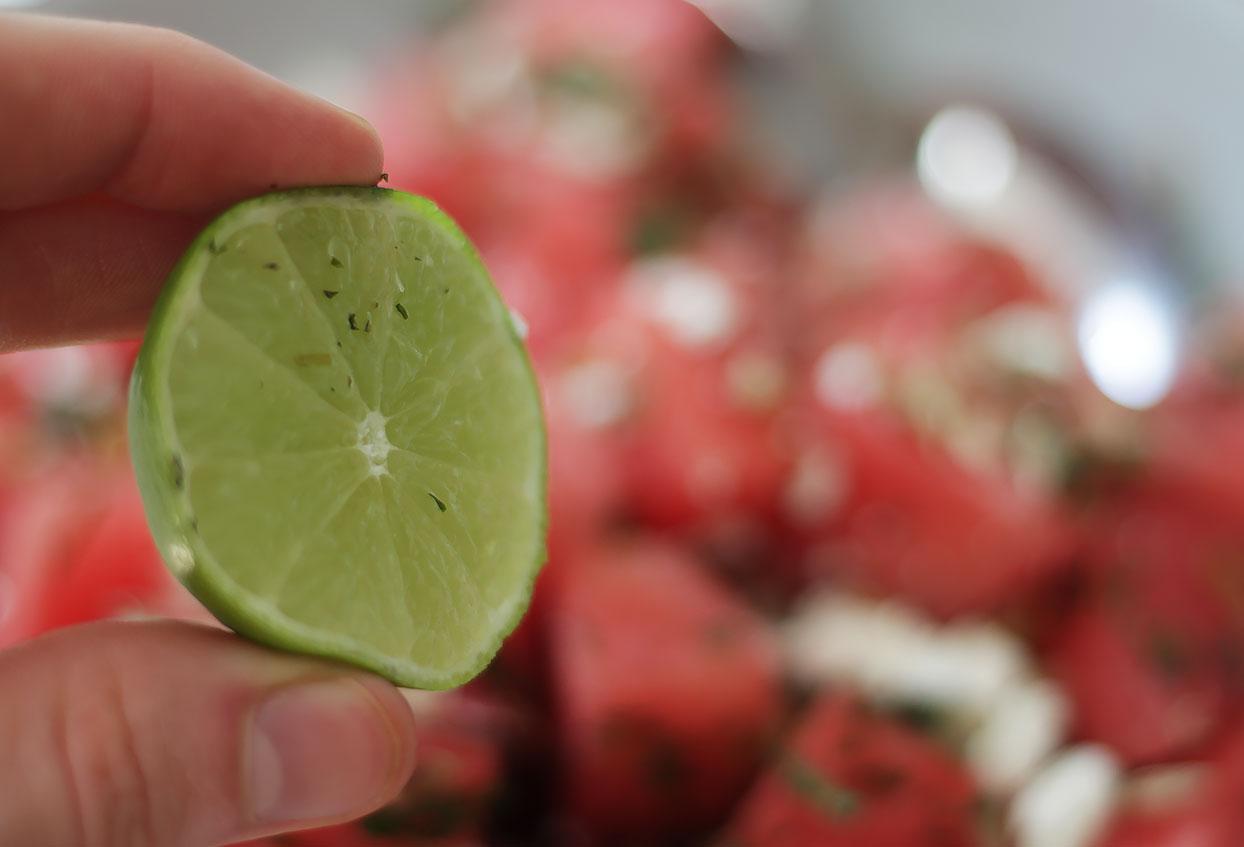 Wassermelonen-Salat mit gerösteten Sonnenblumenkernen und Feta-Käse - Schritt 3