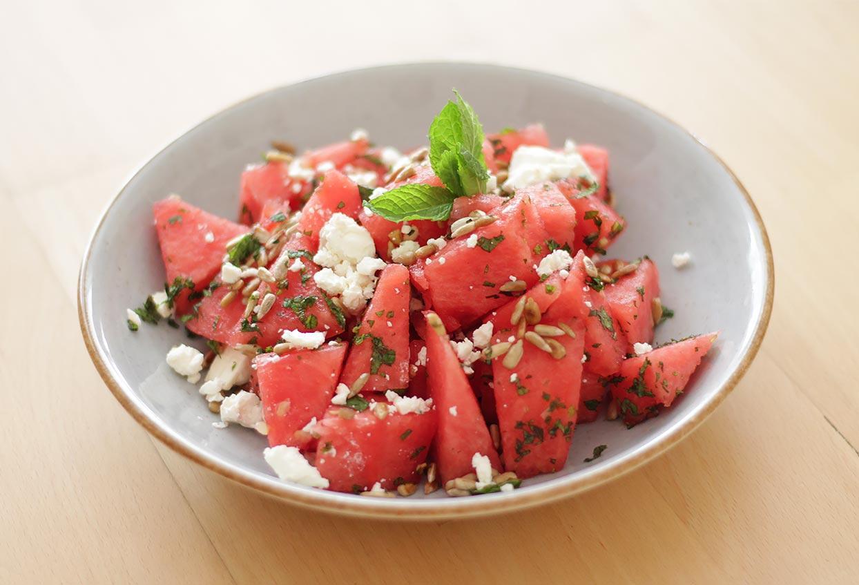 Wassermelonen-Salat mit gerösteten Sonnenblumenkernen und Feta-Käse - Schritt 5