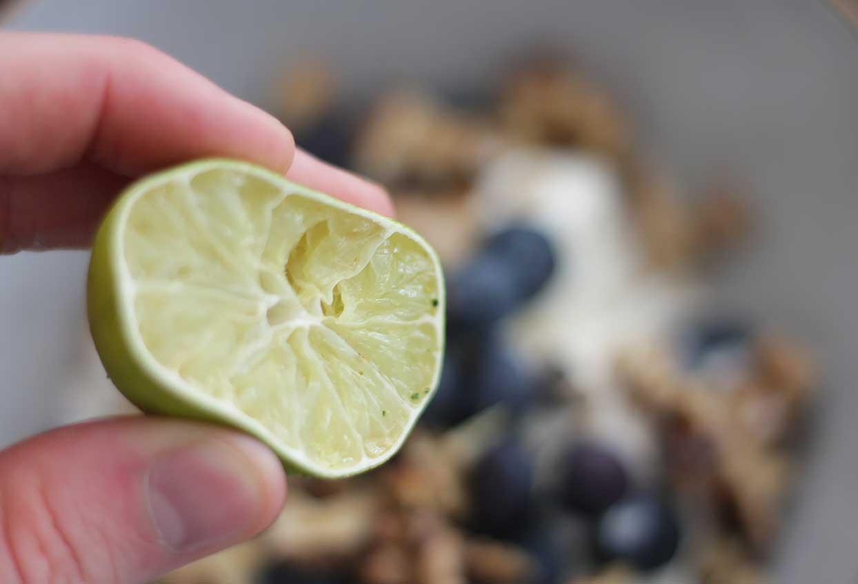 Griechischer Joghurt mit gerösteten Walnüssen, Minze und Blaubeeren - Schritt 3