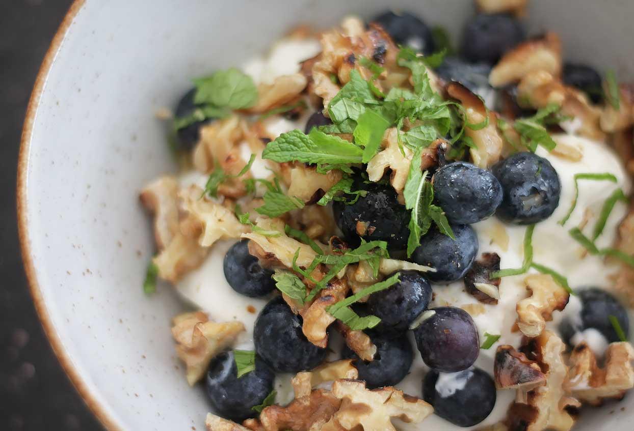 Griechischer Joghurt mit gerösteten Walnüssen, Minze und Blaubeeren - Schritt 4