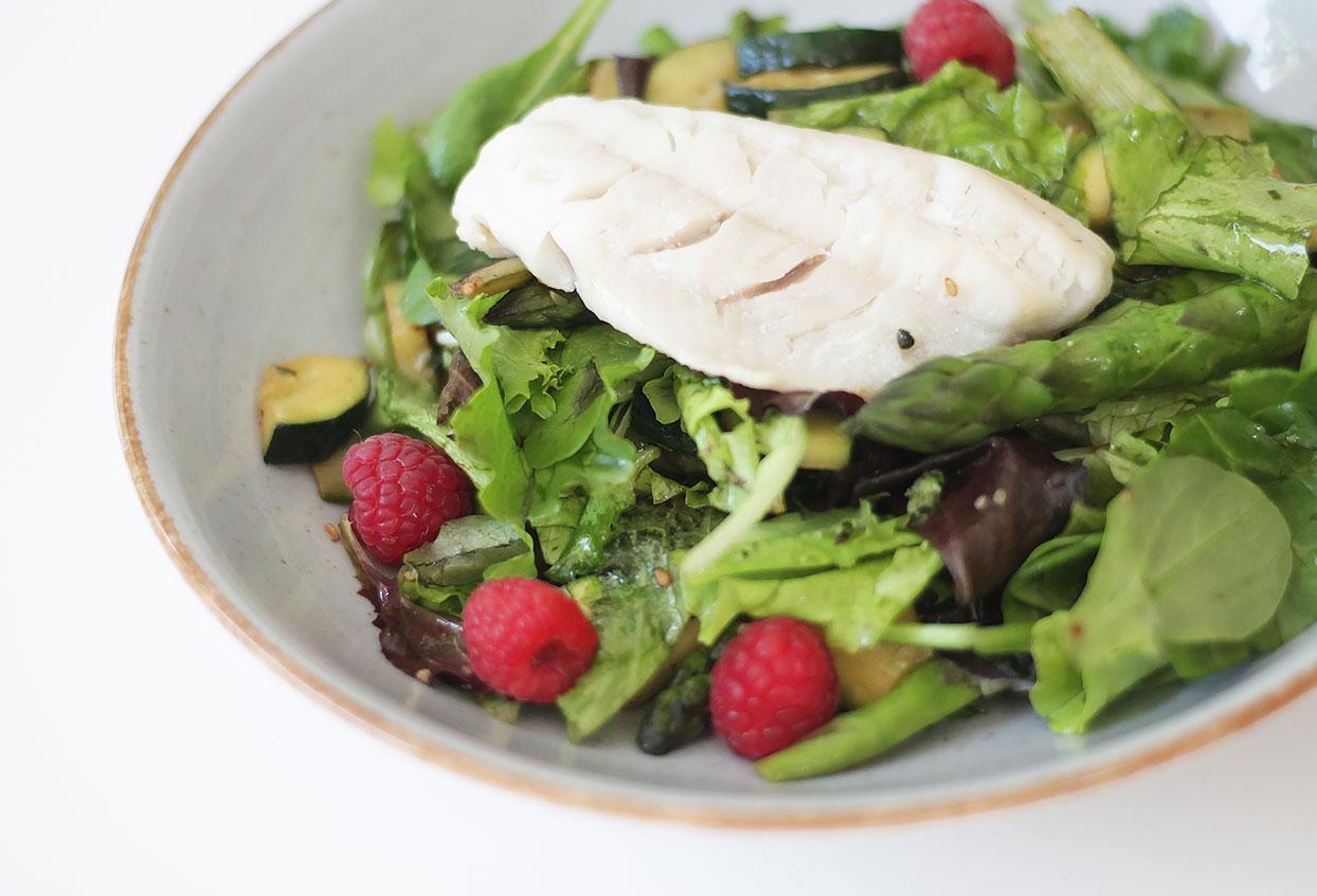 Zanderfilet auf Sommersalat mit geschmorten Gemüse und Himbeeren - Schritt 7