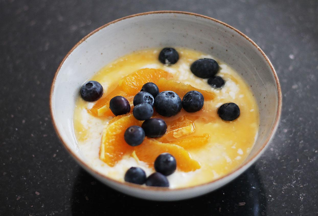 Cremiges Haferflockenfrühstück mit Orange und Blaubeeren - Schritt 3