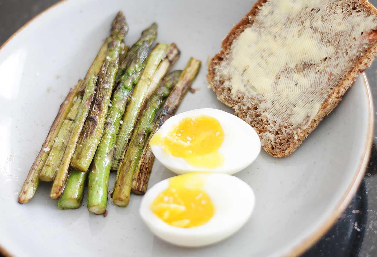 Schnelles Abendbrot mit Spargel, Bio-Ei und Vollkorn-Butterbrot - Schritt 4