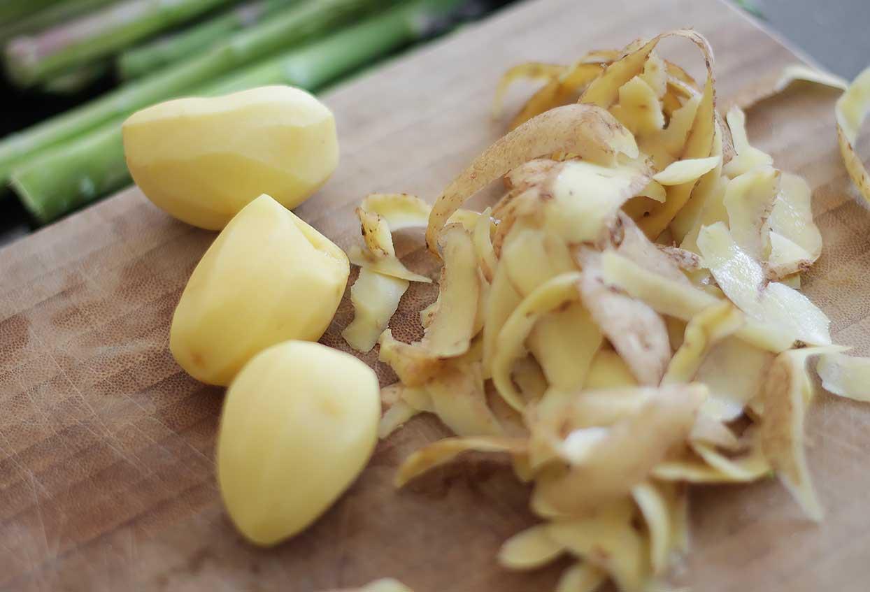 Grüner Spargel mit Rotbarschfilet und in Butter geschwenkten Dillkartoffeln - Schritt 1