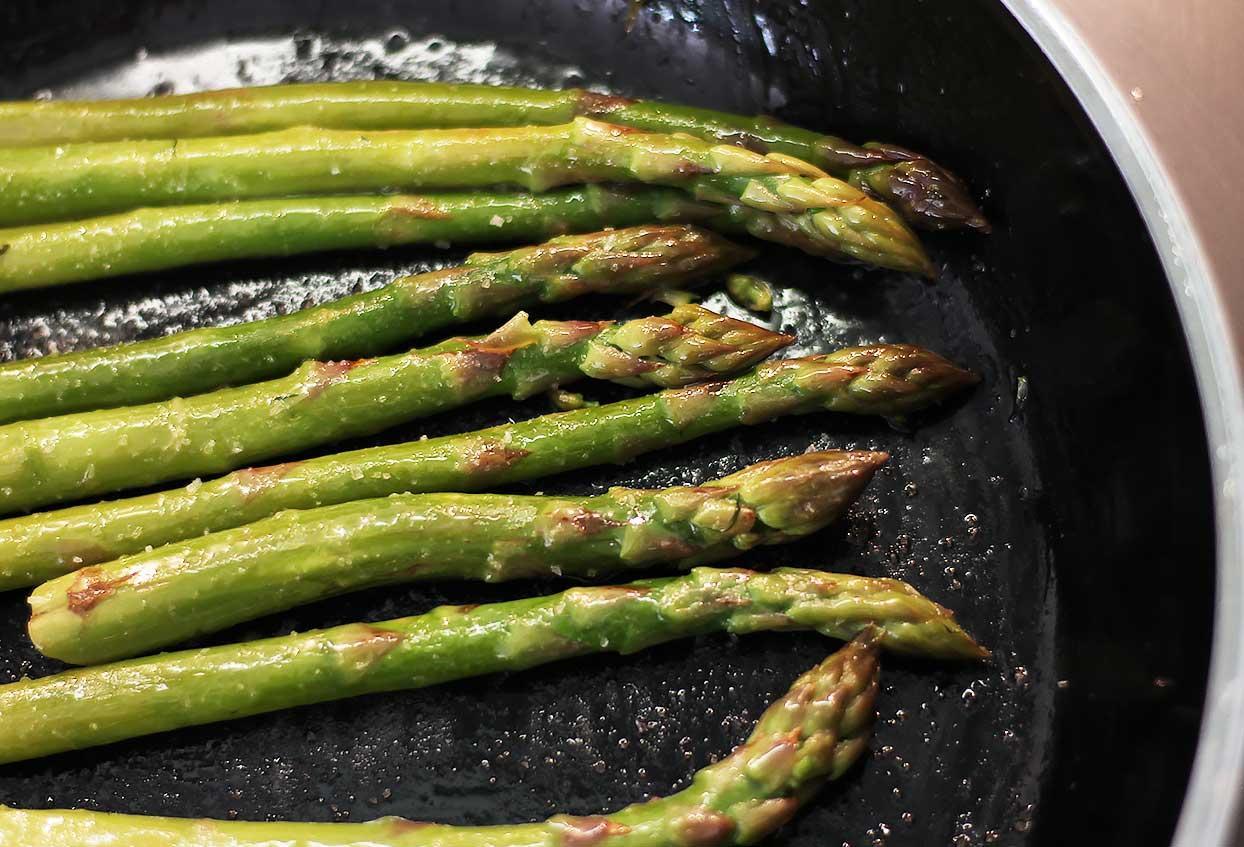 Grüner Spargel mit Rotbarschfilet und in Butter geschwenkten Dillkartoffeln - Schritt 5