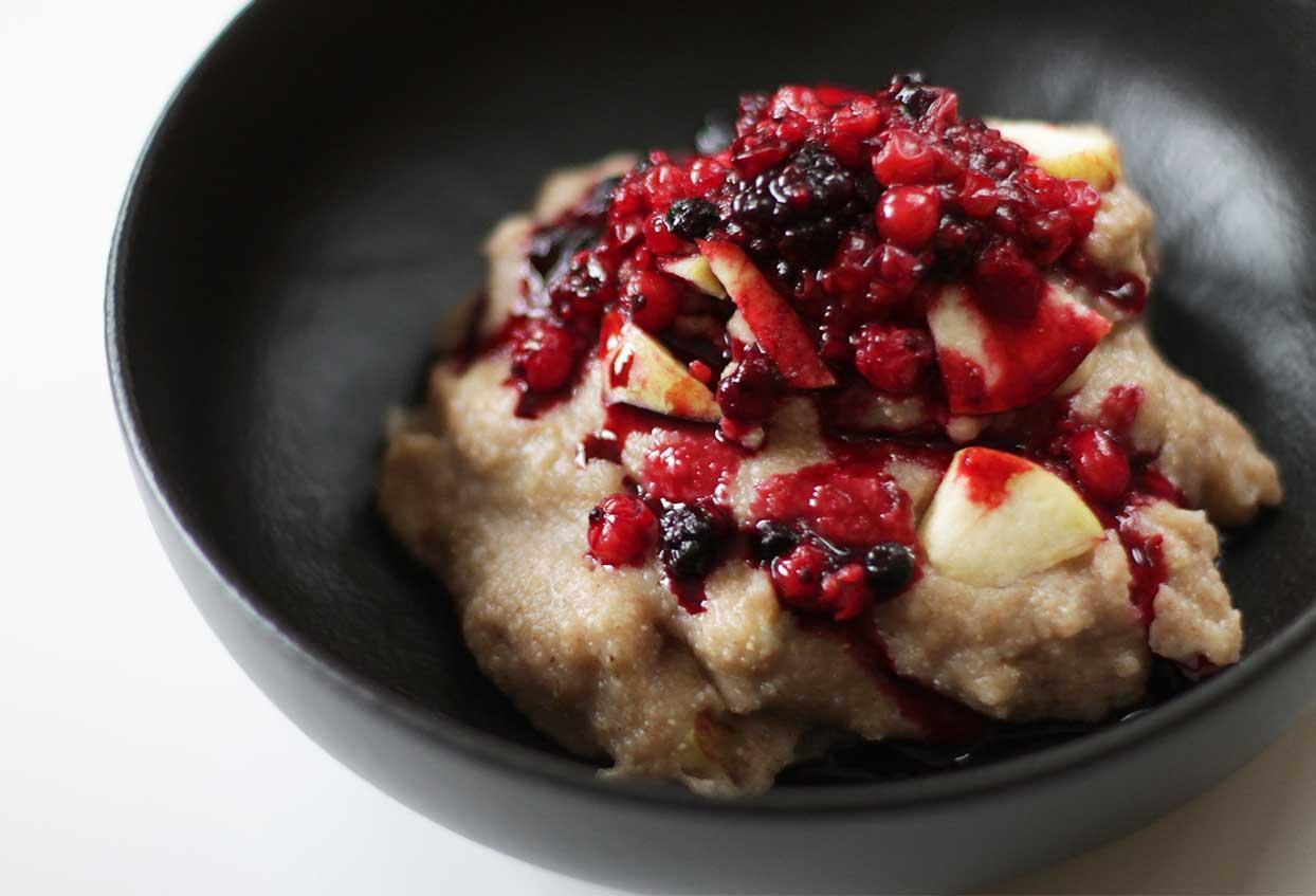 Vollkorngrießbrei mit Apfel und warmen Früchten (V) - Schritt 7