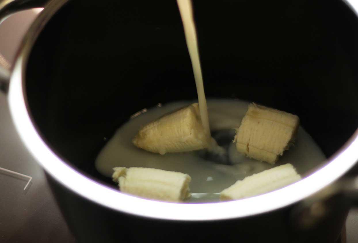 Vollkorngrießbrei mit Apfel und warmen Früchten - Schritt 1