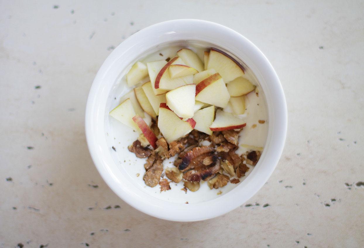 Griechischer Joghurt mit gerösteten Walnüssen und Apfel - Schritt 2