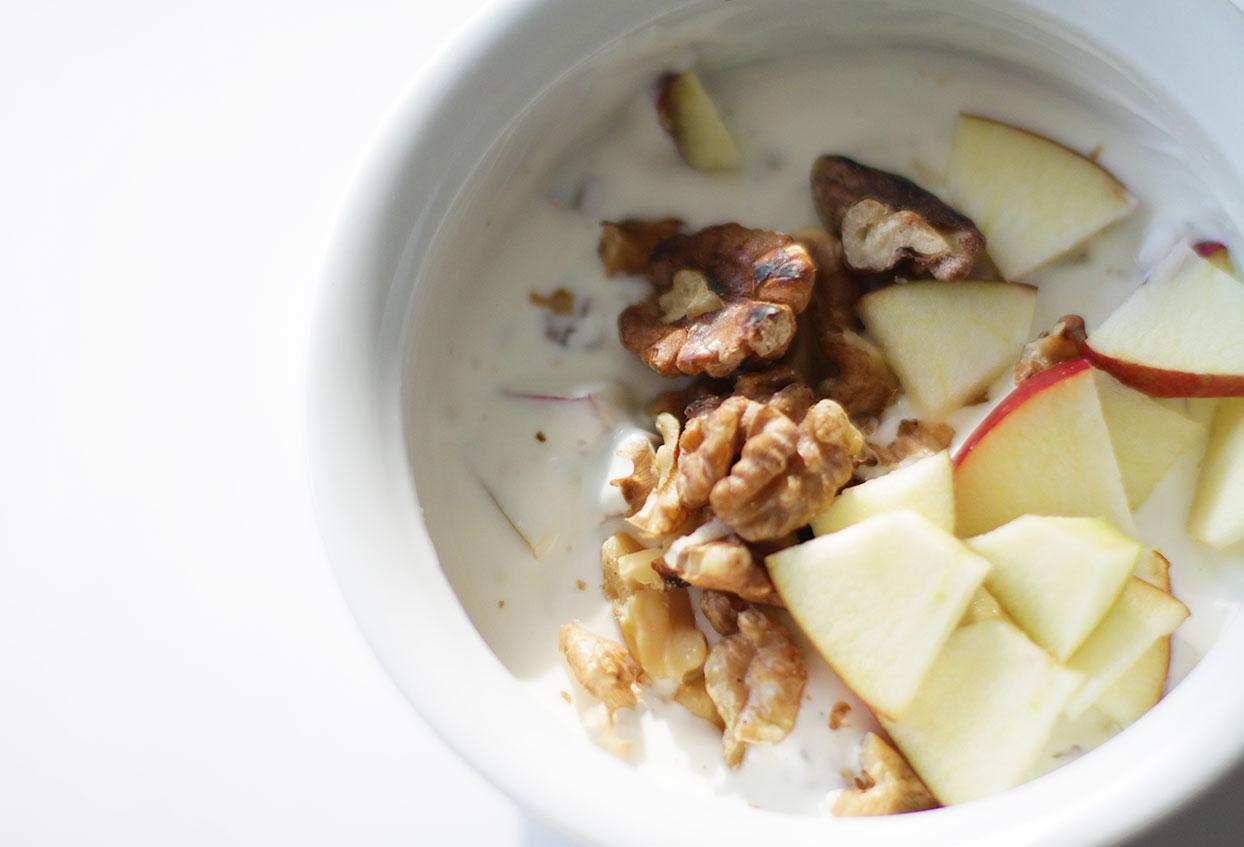 Griechischer Joghurt mit gerösteten Walnüssen und Apfel - Schritt 3