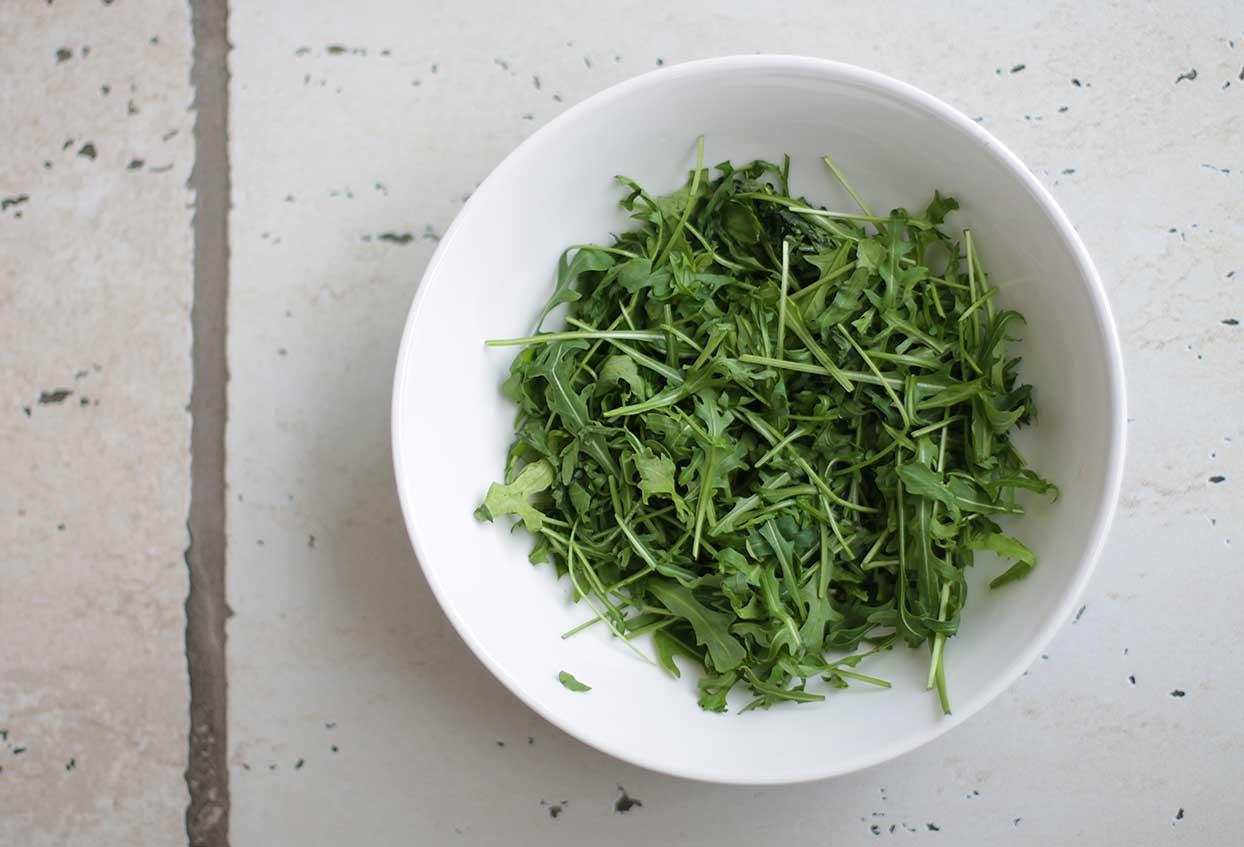 Schnelle mediterrane Schüssel mit Kartoffeln und Rucola - Schritt 2