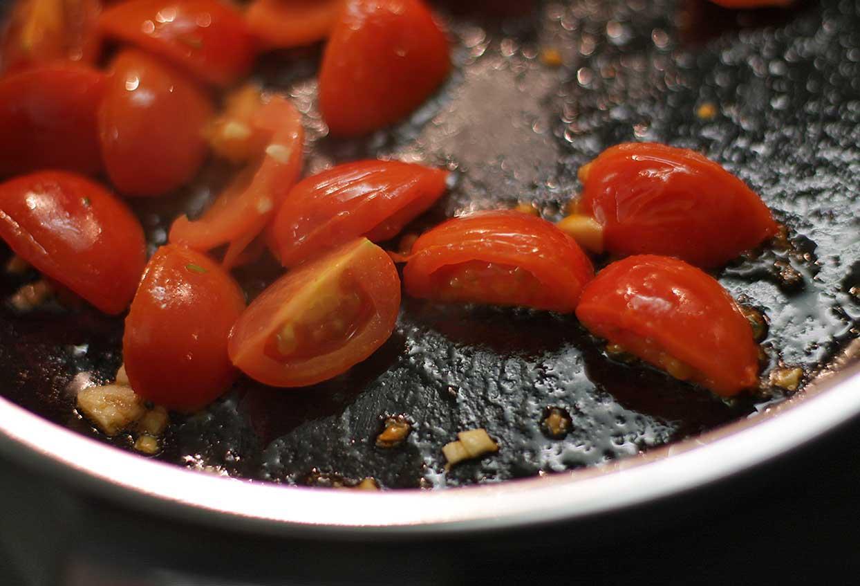 Schnelle mediterrane Schüssel mit Kartoffeln und Rucola - Schritt 3
