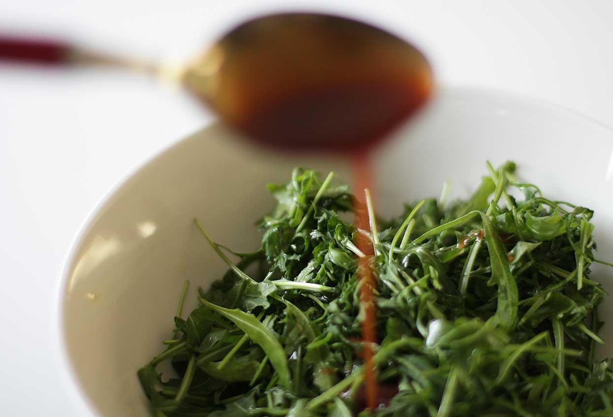 Schnelle mediterrane Schüssel mit Kartoffeln und Rucola - Schritt 5