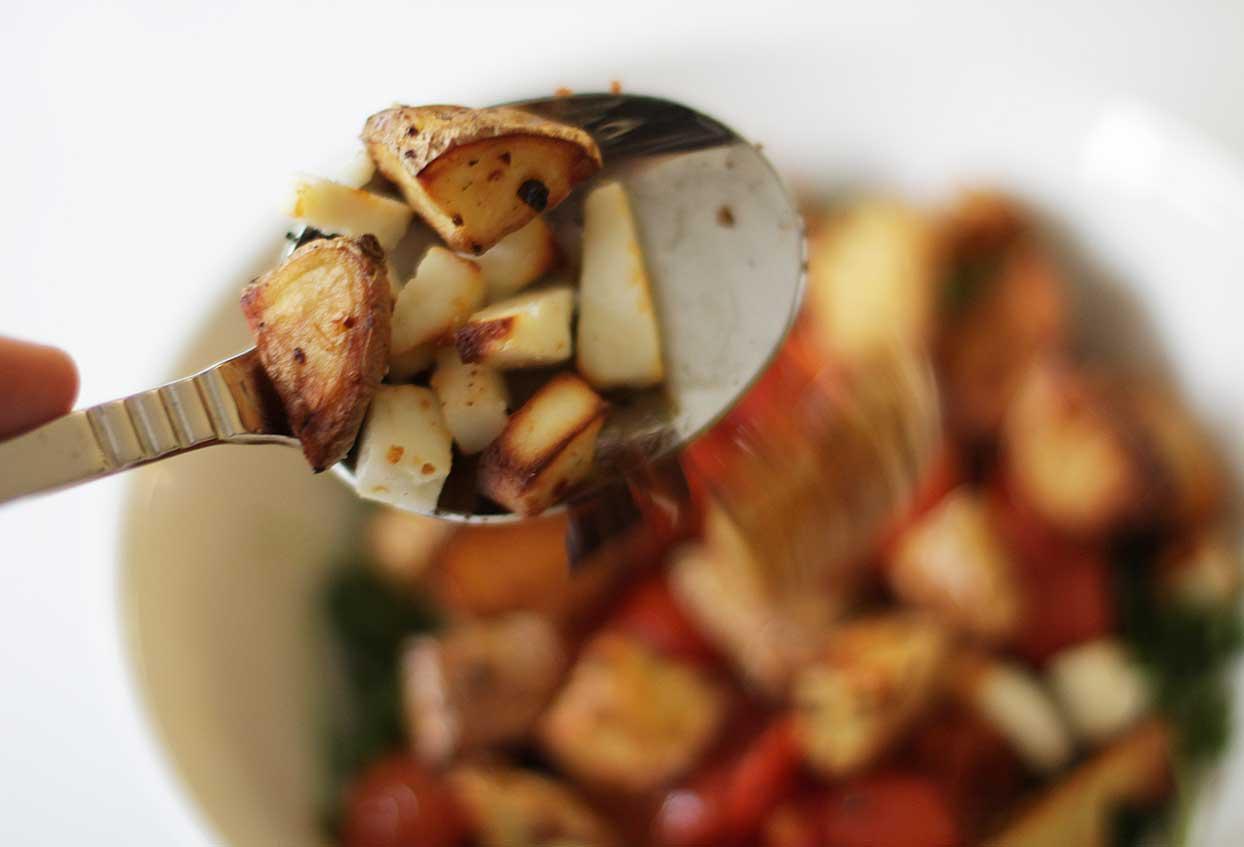 Schnelle mediterrane Schüssel mit Kartoffeln und Rucola - Schritt 7