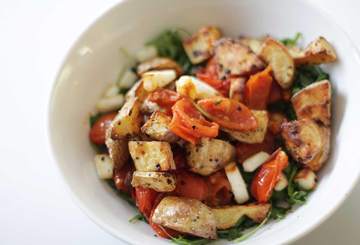 Schnelle mediterrane Schüssel mit Kartoffeln und Rucola - Schritt 8