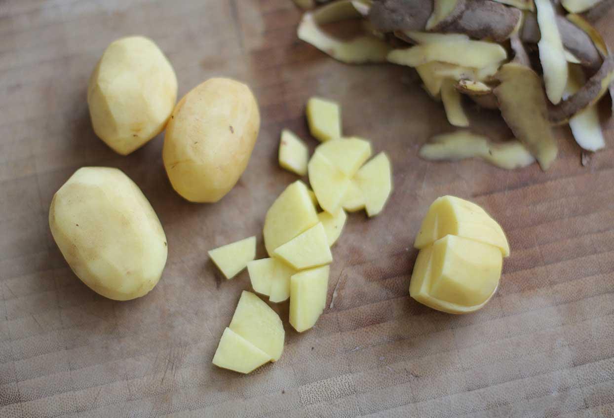 Schnelle Bratkartoffelpfanne mit Erbsen und Champignons - Schritt 1